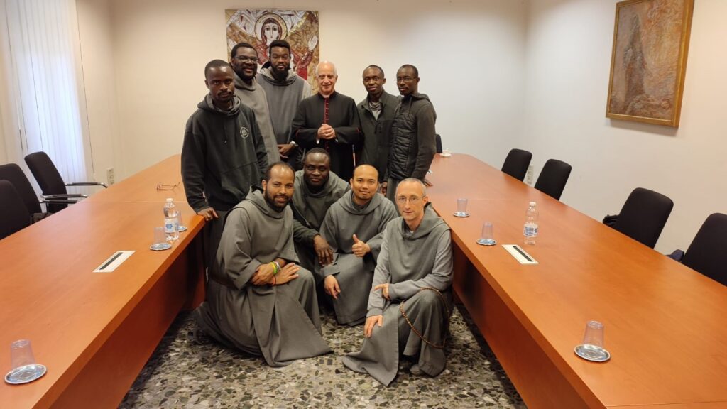 Les frères avec Mgr Fisichella