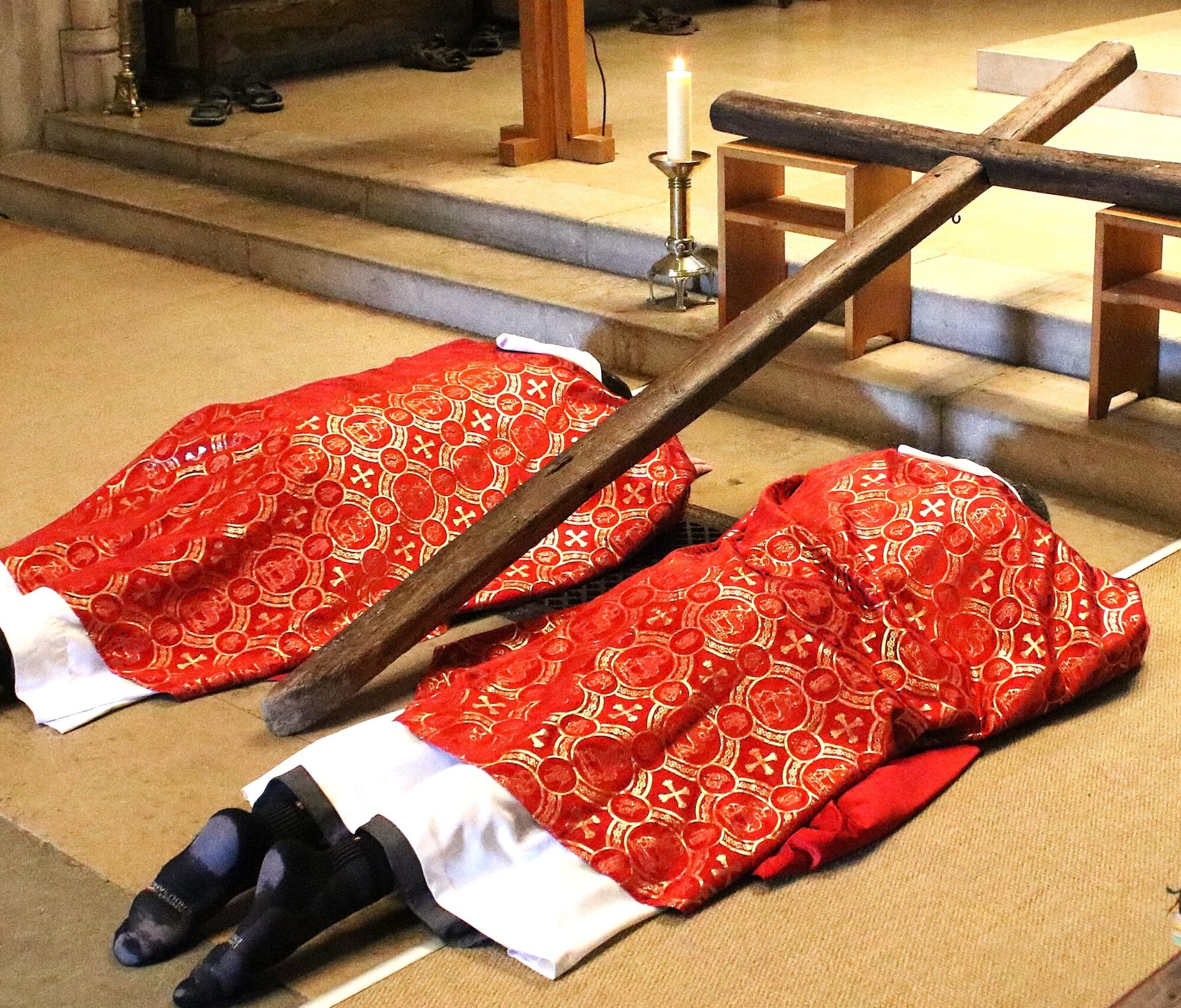 IMG_1410 - Copie La prosternation devant la Croix au cours de l'Office de la Passion