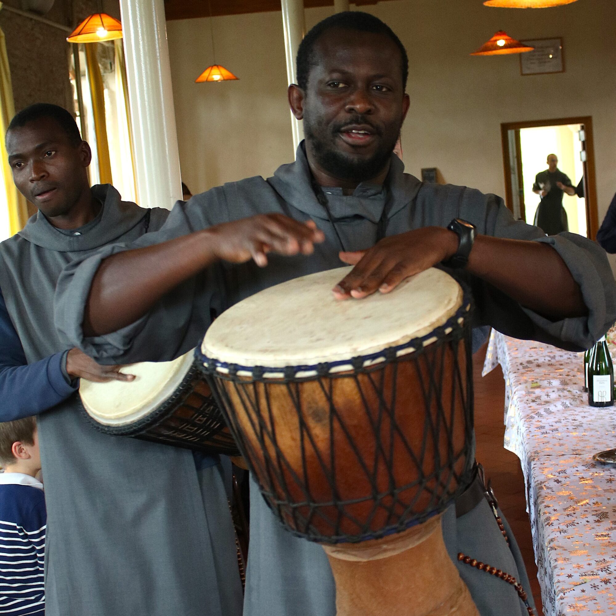 IMG_1642 Fr. Emmanuel et fr. Jean-Raphaël, préposés au djembé !