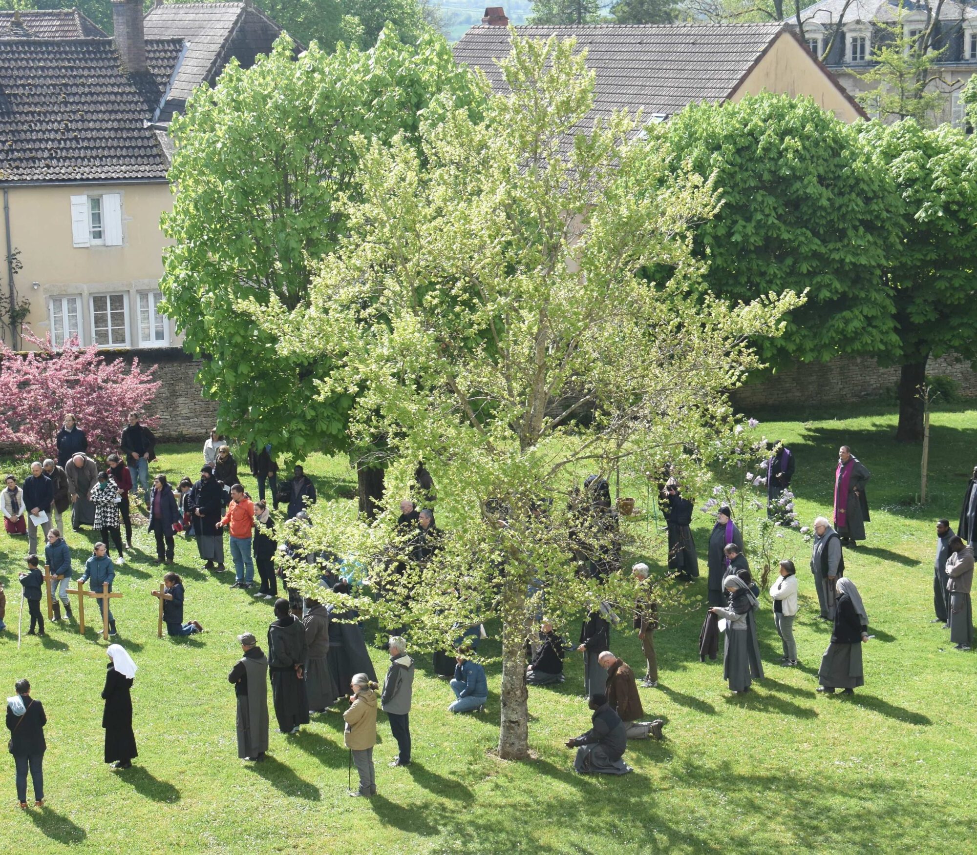 ViaCrucis2025B Le chemin de croix, dans le parc
