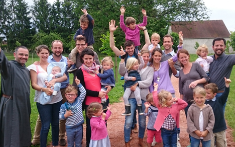 Accueil des familles par les Frères de Saint-Jean