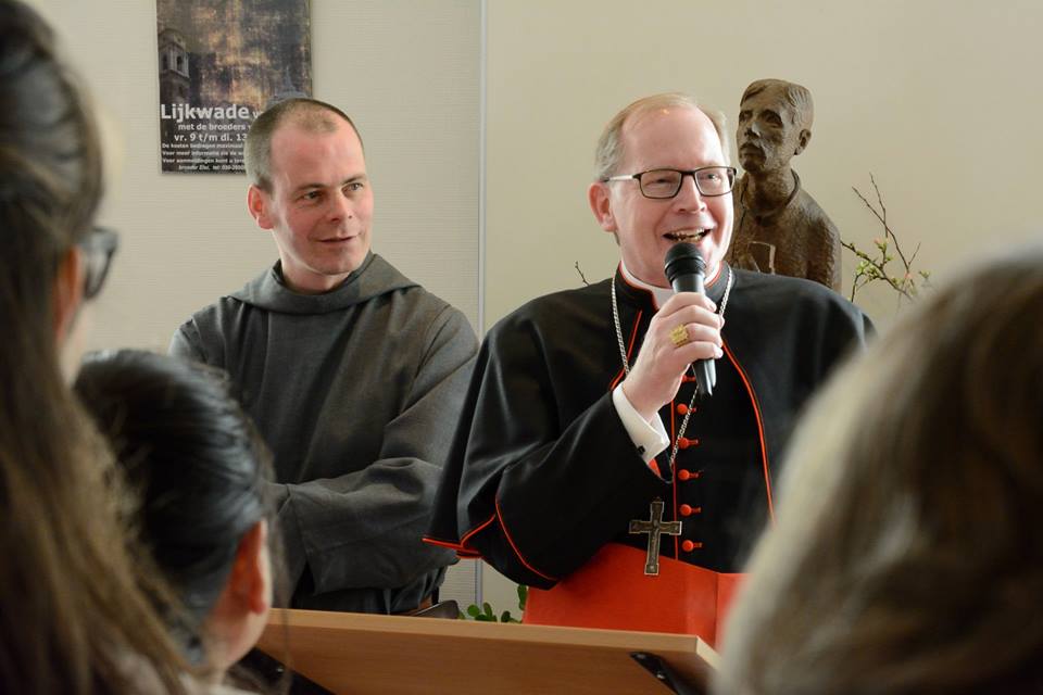 10 ans le cardinal Eijk et fr Ign M 10 ans de présence des Frères de Saint-Jean à Utrecht