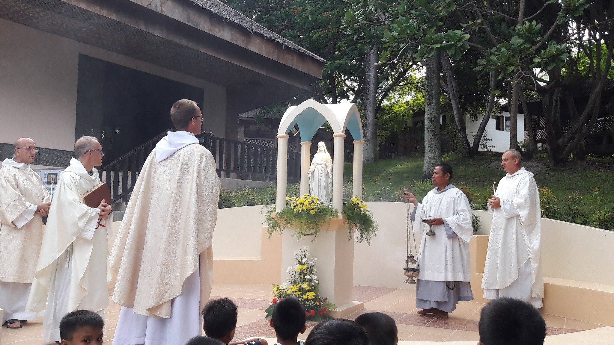 freres_saint_jean_benediction_vierge Bénédiction de la statue Notre Dame de la Miséricorde à Cebu.