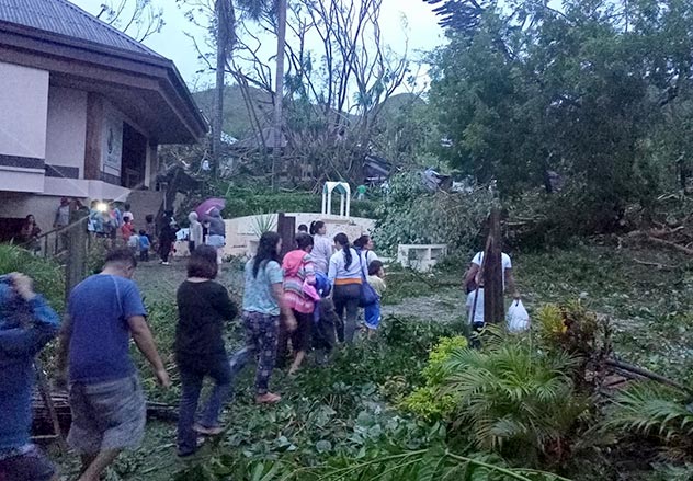 freres_saint_jean_supertyphon_cebu_3 Le prieuré de Cebu balayé par le supertyphon Rai