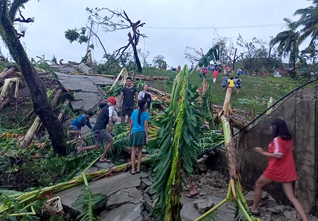 freres_saint_jean_supertyphon_cebu_4 Le prieuré de Cebu balayé par le supertyphon Rai