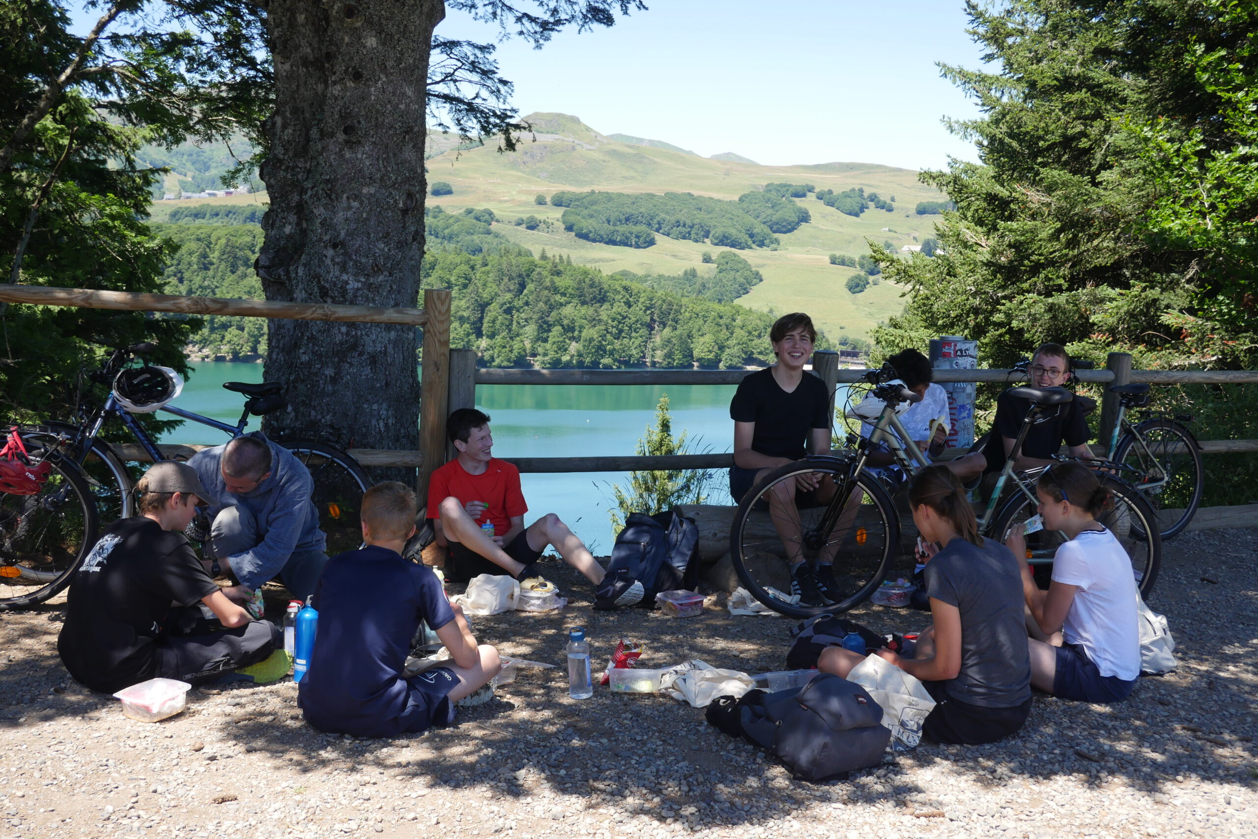 frères-de-sain-jean-camp-jeunes-lycennes-traversee-itinérance-cantal-randonnee-vélo