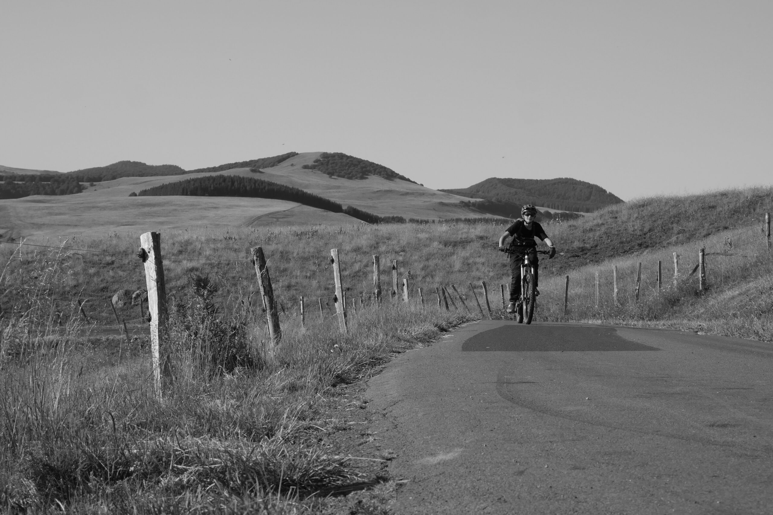 frères-de-sain-jean-camp-jeunes-lycennes-traversee-itinérance-cantal-randonnee-vélo