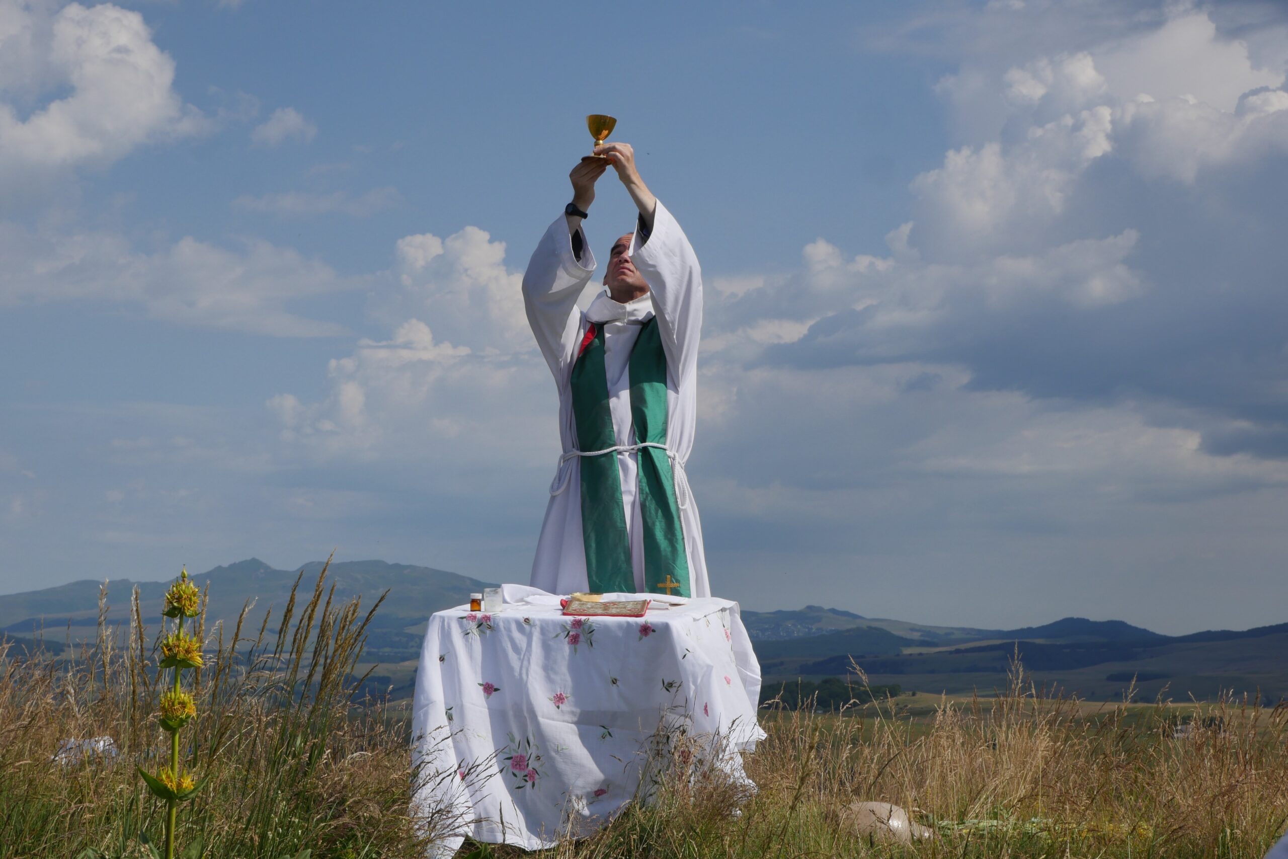 frères-de-sain-jean-camp-jeunes-lycennes-traversee-itinérance-cantal-randonnee-vélo
