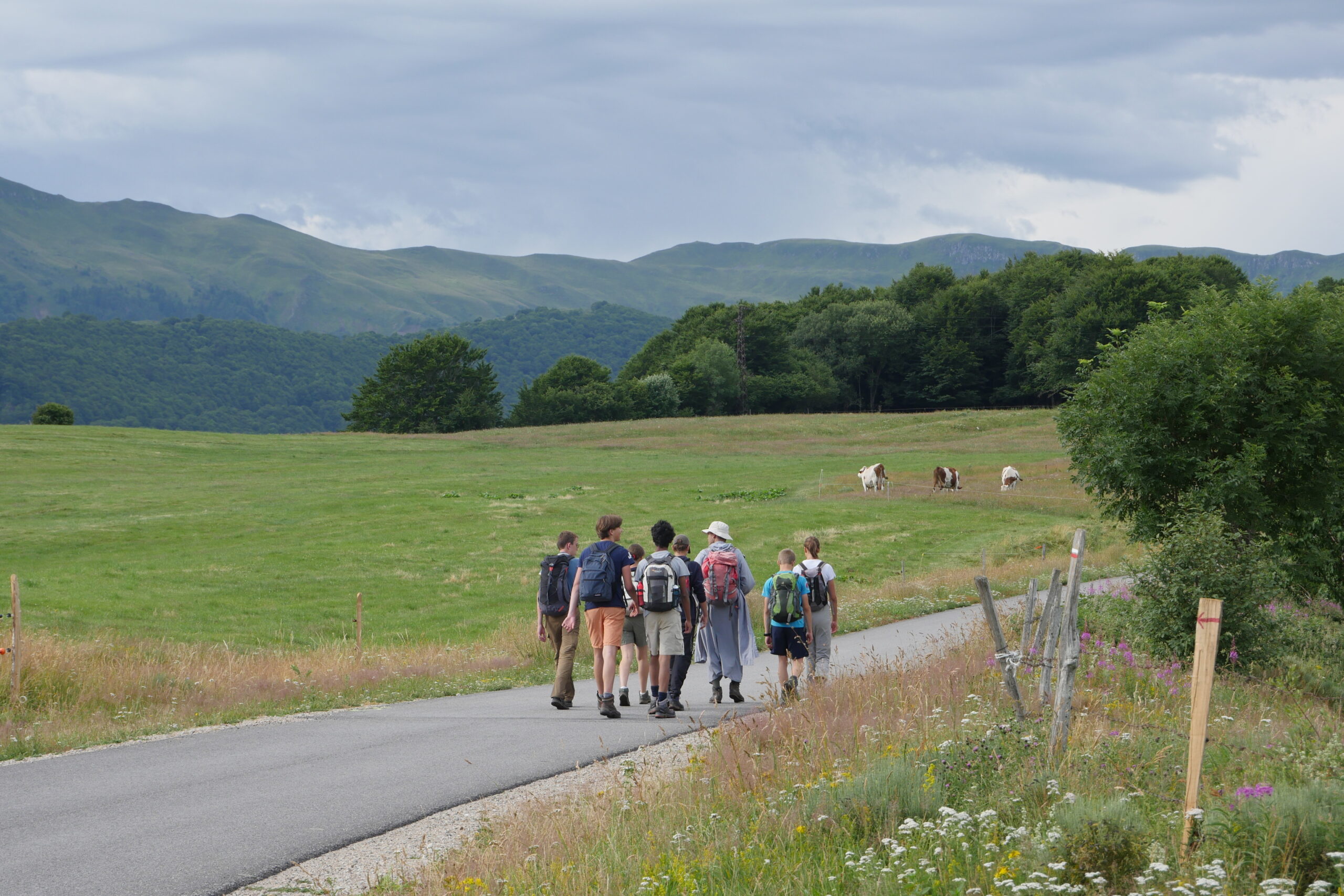 frères-de-sain-jean-camp-jeunes-lycennes-traversee-itinérance-cantal-randonnee-vélo
