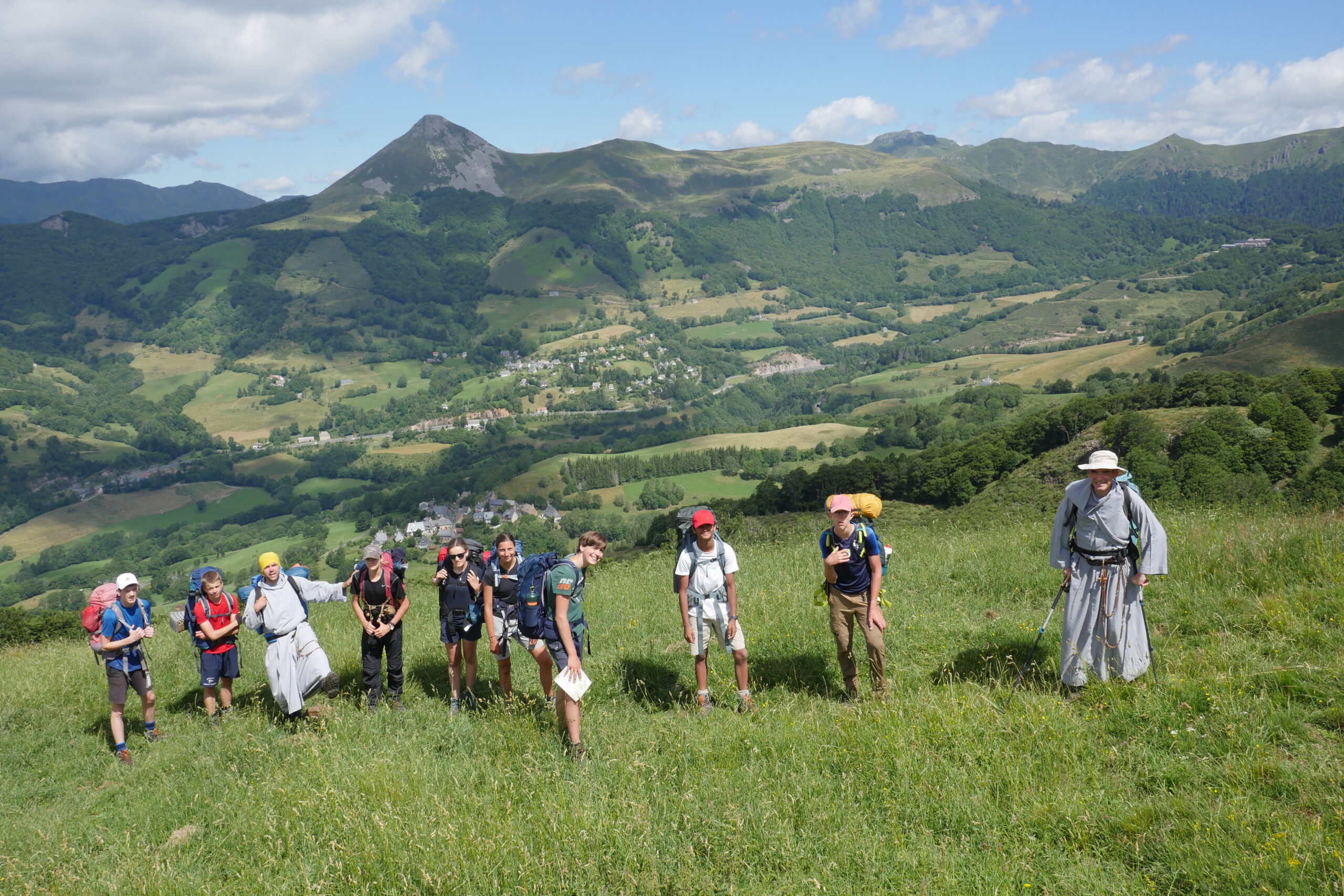 frères-de-sain-jean-camp-jeunes-lycennes-traversee-itinérance-cantal-randonnee-vélo