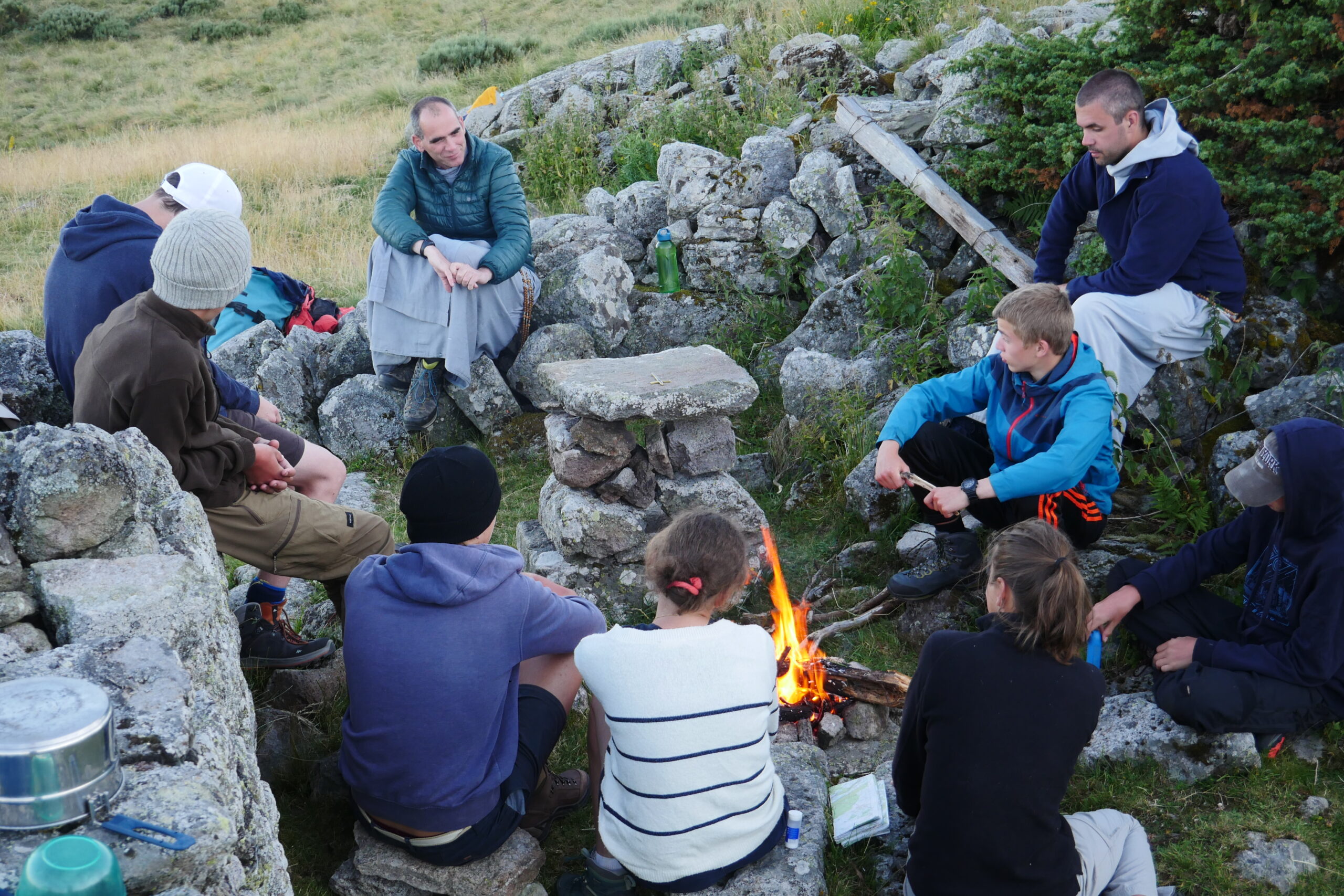 frères-de-sain-jean-camp-jeunes-lycennes-traversee-itinérance-cantal-randonnee-vélo