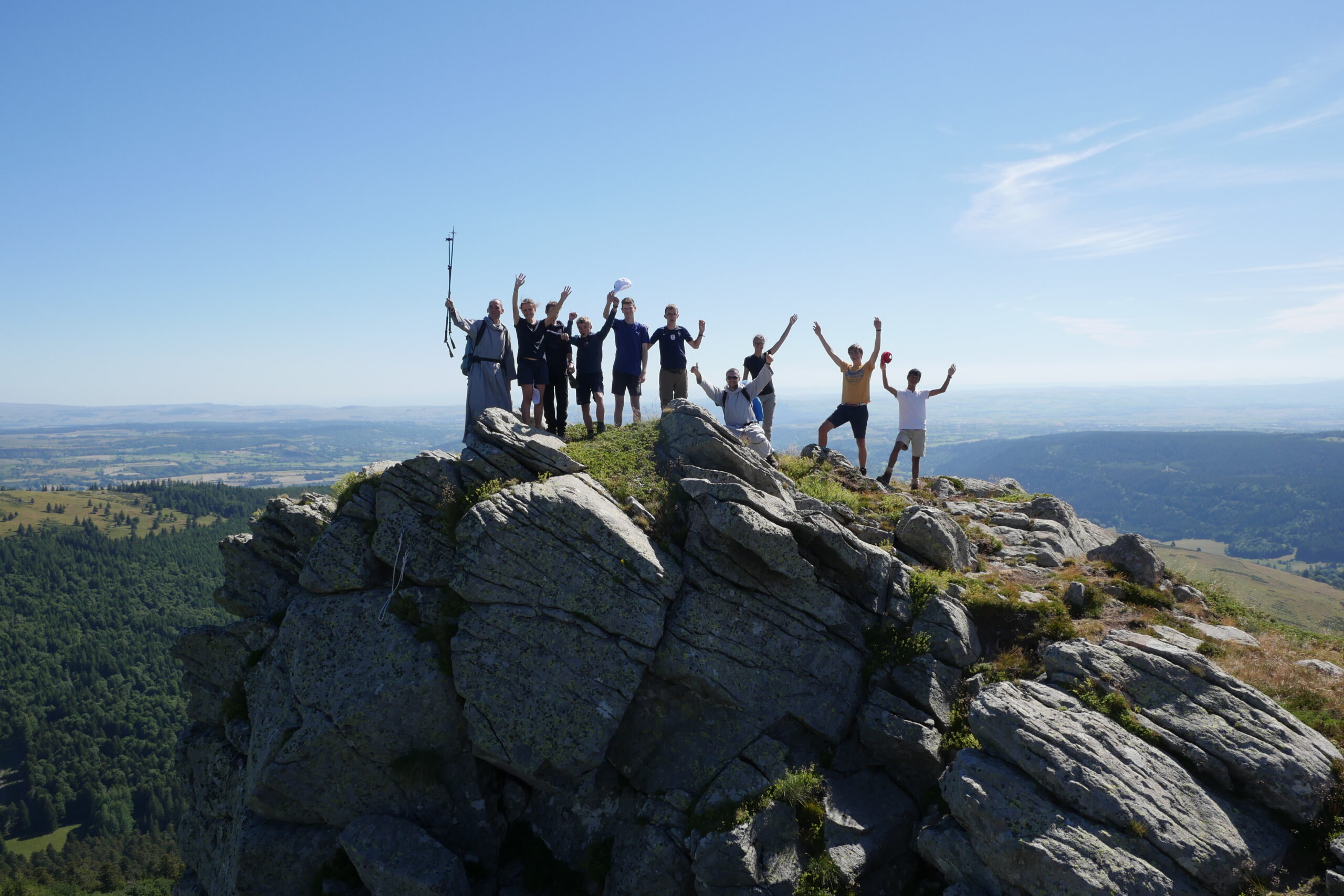 frères-de-sain-jean-camp-jeunes-lycennes-traversee-itinérance-cantal-randonnee-vélo