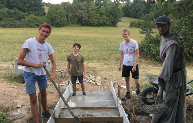 Escalier en construction, camp raid chantier