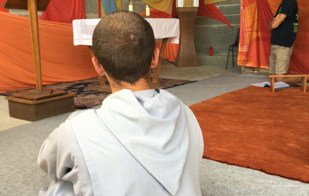 Prière, camp raid chantier