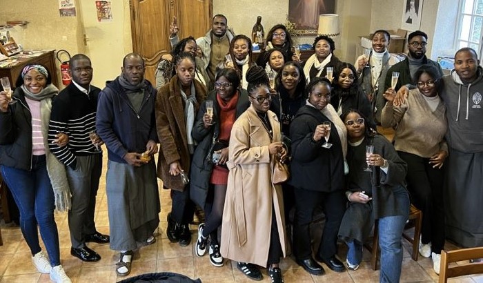 20231209_collège Vogt (01a) Les anciens du collège Vogt, au Cameroun, aujourd'hui étudiants et jeunes pros en Ile de France, se sont retrouvés pour une retraite à la Maison Saint-Jean