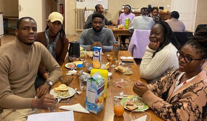 20231209_collège Vogt (03a) Les anciens du collège Vogt, au Cameroun, aujourd'hui étudiants et jeunes pros en Ile de France, se sont retrouvés pour une retraite à la Maison Saint-Jean